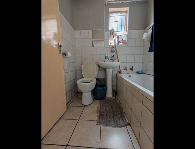 2 BEDROOM FLAT FOR SALE IN KEMPTON PARK CENTRAL